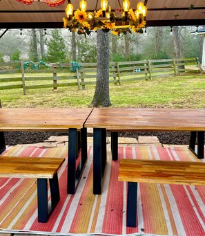 Outdoor dining - Beautiful country home escape for a Country Christmas in Bellville, TX (Bellville)