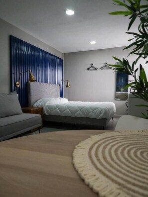 Basic-lejlighed | Opholdsområde | 24-tommers fladskærms-tv med kabelkanaler