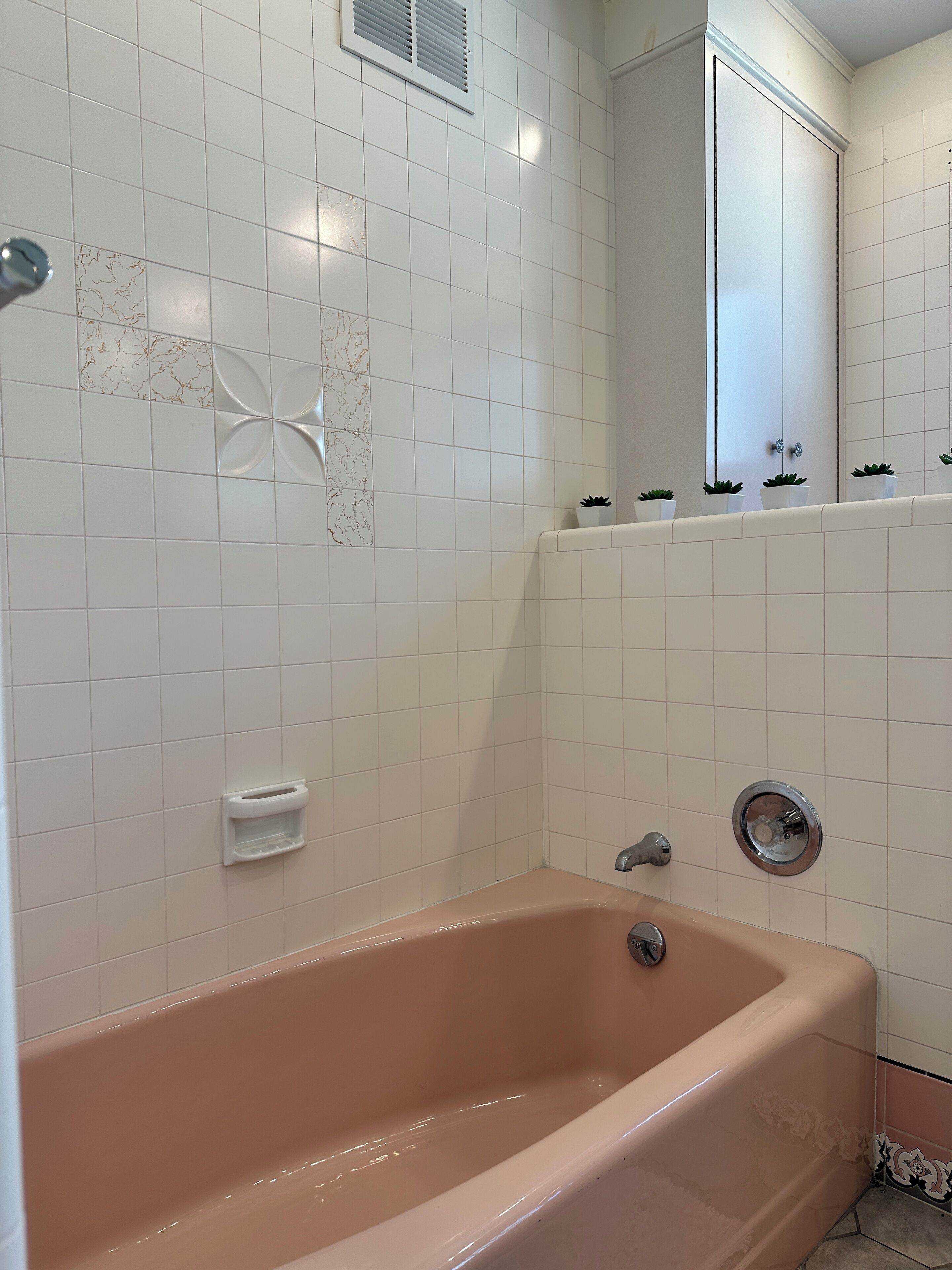 Un baño con bañera, inodoro y zona de ducha.