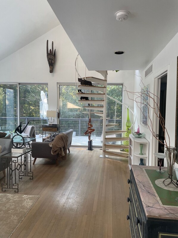 Living area - Charming 3-bedroom country house in East Hampton with AC, WiFi, backs up to park (East Hampton)