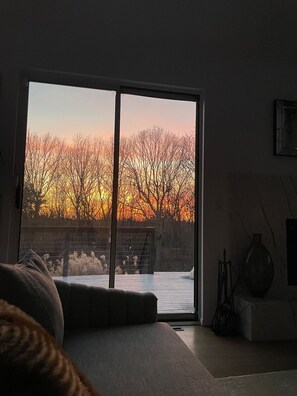 Living area - Charming 3-bedroom country house in East Hampton with AC, WiFi, backs up to park (East Hampton)