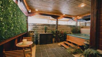 Chalet, balcón, vista a la montaña | Tina de hidromasaje privada