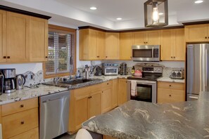 Chalet, Balcony, Mountain View | Private kitchen