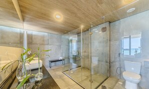A modern bathroom with a glass-enclosed shower, a bathtub, and a toilet. - Nwts - Studios in Building With Sea View (Maceió)