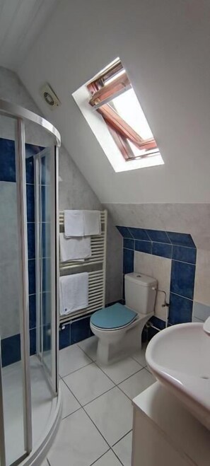 Twin Room, Pool View | Bathroom - Chambres d'hotes de la Tulipe (Mittelbergheim)