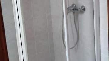 Family Triple Room, Pool View | Bathroom