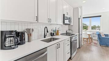 Fridge, microwave, stovetop, dishwasher