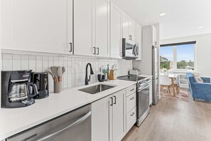 Fridge, microwave, stovetop, dishwasher