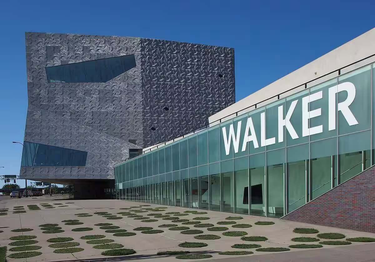Ein modernes Gebäude mit Glasfassade und der deutlich sichtbaren Aufschrift "WALKER".