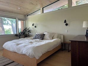 3 bedrooms, WiFi, bed sheets - Centrally Located Bright Family Home with Peaceful Natural Views and Central A/C (Burlington)