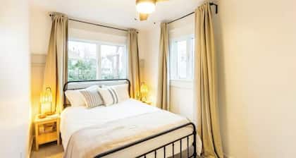 Lovely apartment with Waterview & Patio in New Haven