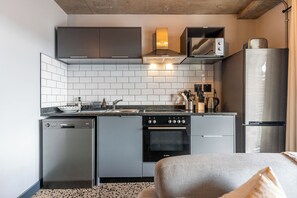 Frigorífico, microondas, horno y placa de cocina