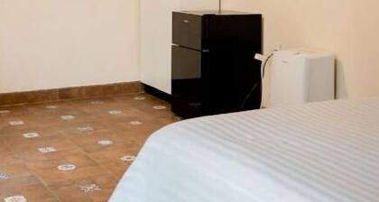 Modern Renovated Loft: Experience the Urban Heart