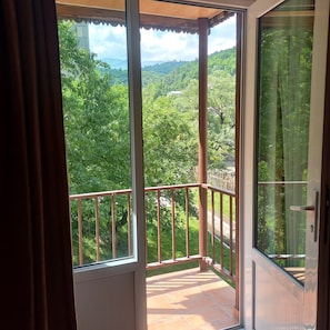 Chambre Quadruple, balcon, vue jardin | Terrasse/Patio