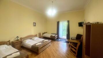 Chambre Quadruple, balcon, vue jardin | Bureau, espace de travail pour ordinateur portable