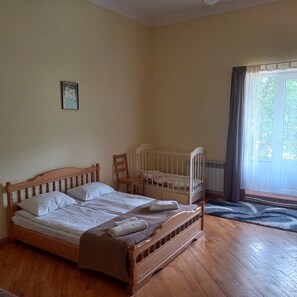 Habitación cuádruple, balcón, vista al jardín | Escritorio y espacio para trabajar con laptop 