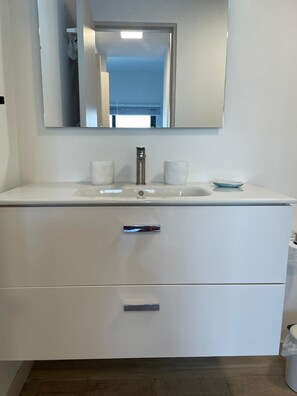 Shower, hair dryer, towels, soap - Charming 2-bedroom apartment for 6 people, with AC, WiFi in  Sint Maarten (Sint Maarten)