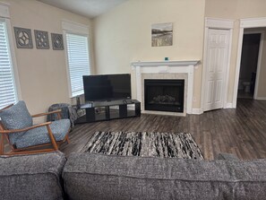 Smart TV, fireplace - Quiet Spacious Home in the Woods 10 minutes from FLW visitors center. (Saint Robert)