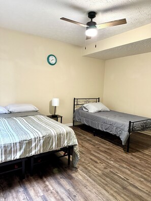 5 bedrooms, iron/ironing board, WiFi, bed sheets