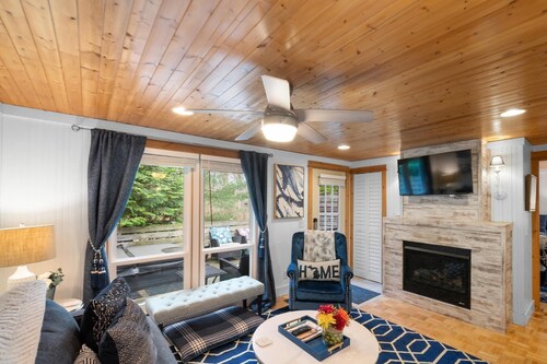 "cozy Cottages" Blue Cottage-hot Tub/town!