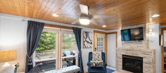 "cozy Cottages" Blue Cottage-hot Tub/town!