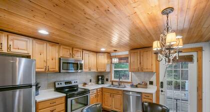 "cozy Cottages" Brown Cottage Hot Tub/town!