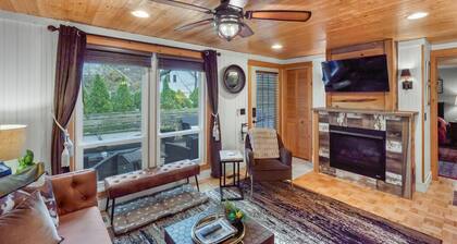 "cozy Cottages" Brown Cottage Hot Tub/town!