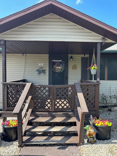 Rustic Roost Retreat, petfriendly, small town, lake river conservation area near