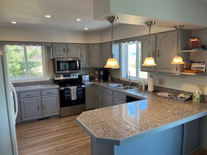 Microondas, horno, parrilla de estufa y lavavajillas