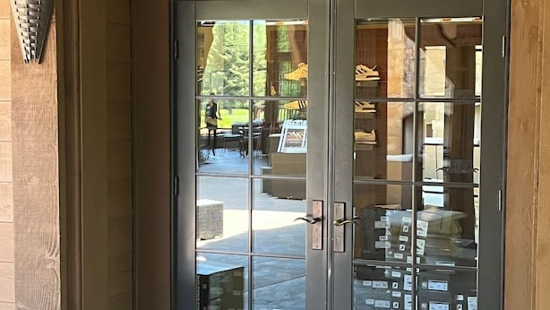 Un escaparate de madera con puerta de vidrio que dice 'PRO SHOP'.