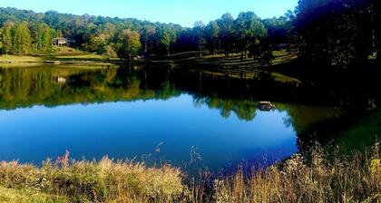 PRIVATE !! Charming Lake house on 20 acre private lake with sunset vi