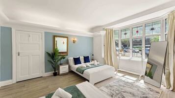 5 bedrooms, iron/ironing board, WiFi, bed sheets