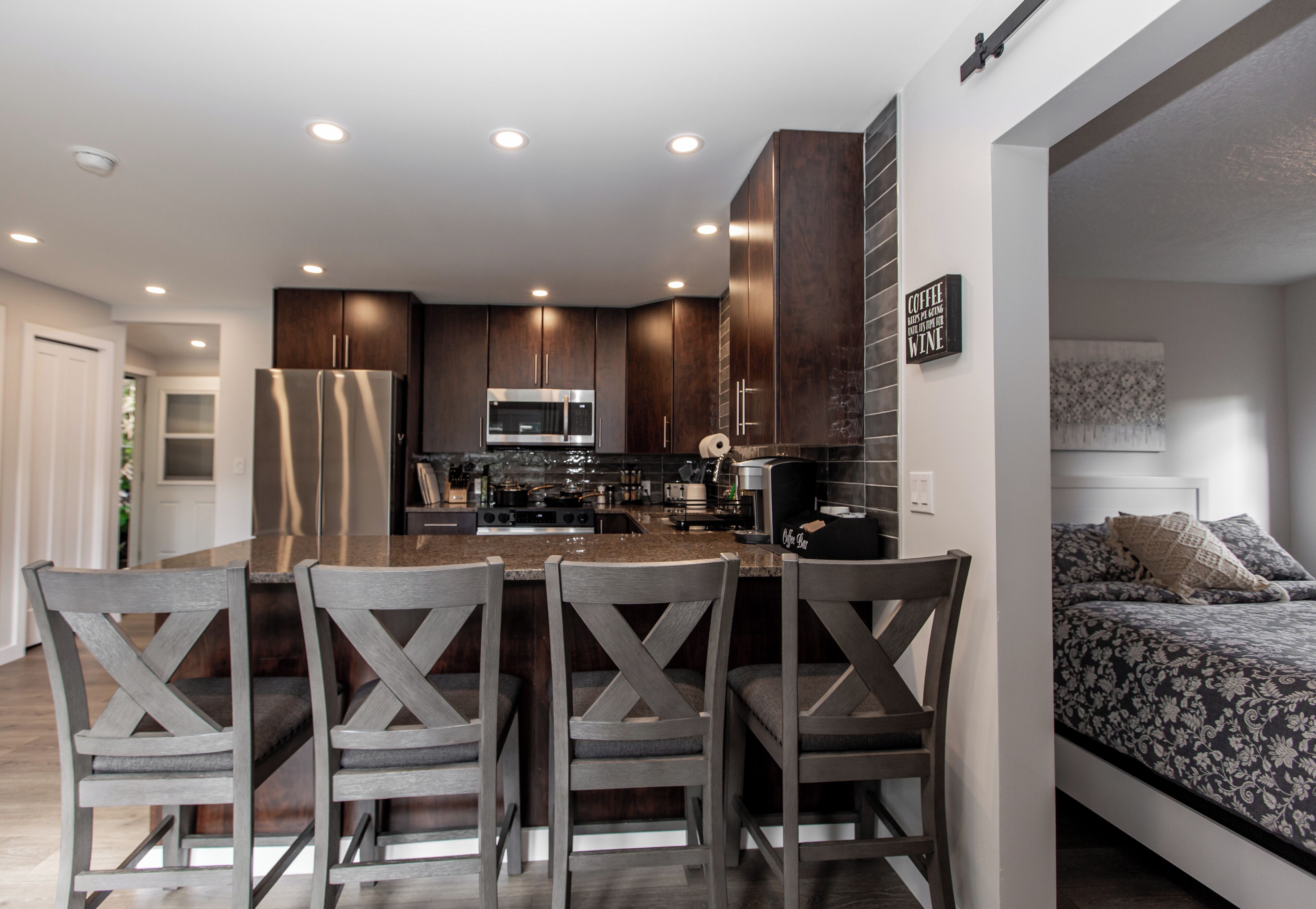 Réfrigérateur, micro-ondes, four, plaque de cuisson