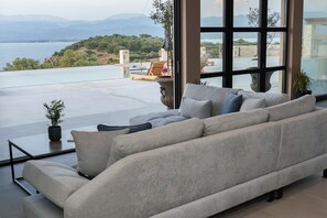 Smart-tv och ett bordtennisbord