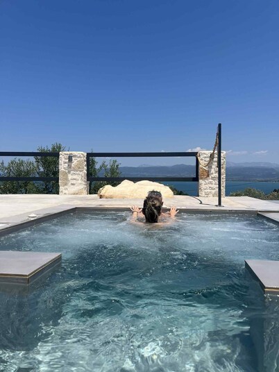 Newly-built Spacious Pool Villa w/ Sea View,perfect for Groups & Families!