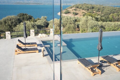 New Infinity Pool & Jacuzzi Villa w/Private Chef,perfect for Groups & Families!