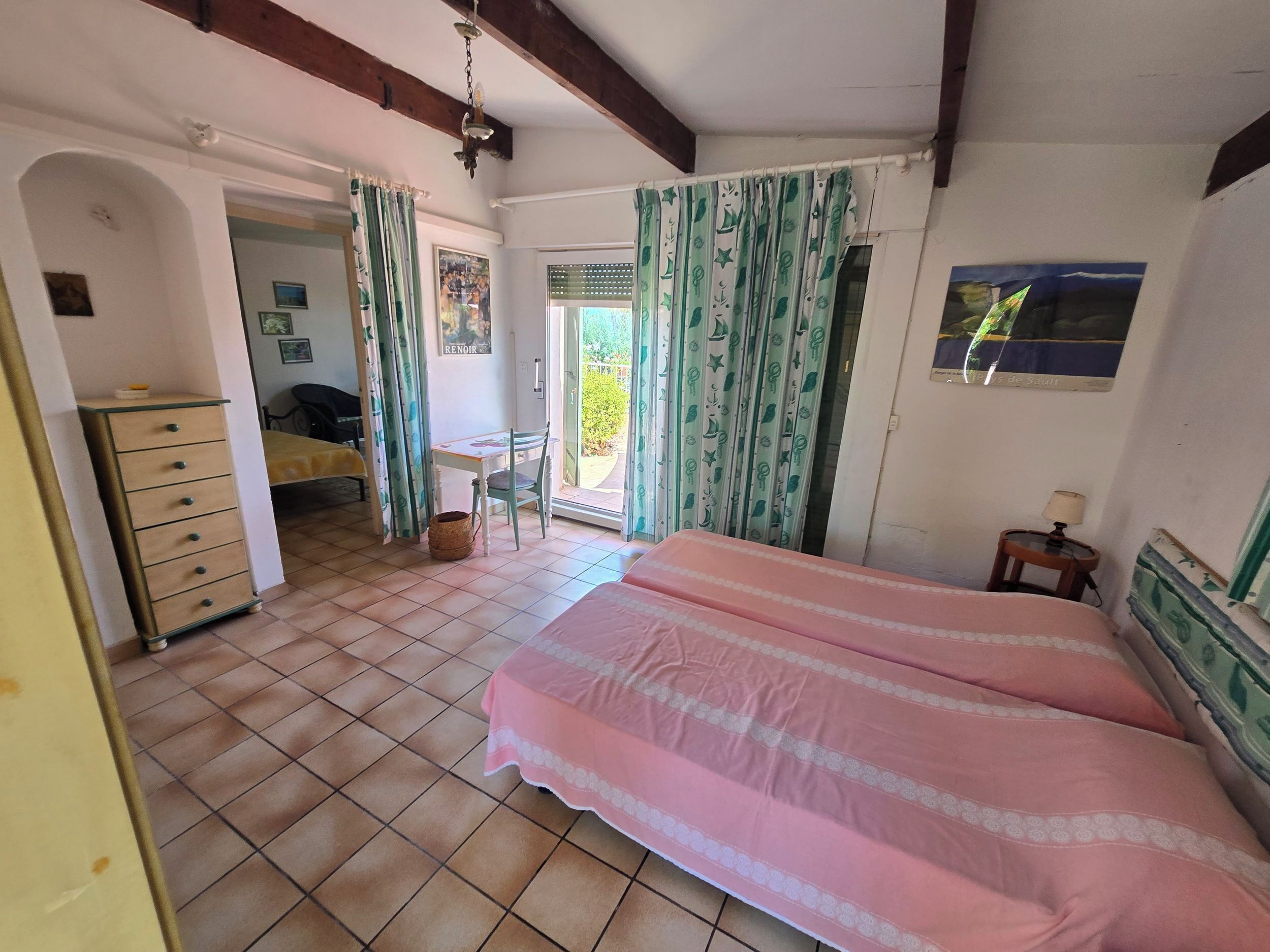 Iron/ironing board, bed sheets