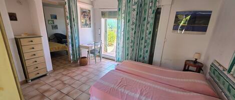 Iron/ironing board, bed sheets