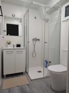 Serviettes fournies, savon, papier de toilette