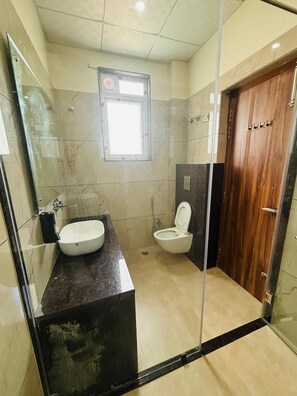 Douche, baignoire à jets, serviettes fournies, savon