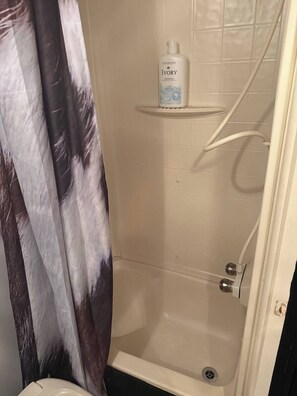 Toallas, jabón, papel de baño 