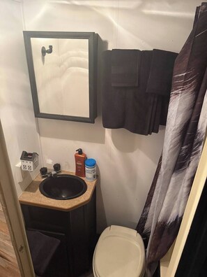 Toallas, jabón, papel de baño 
