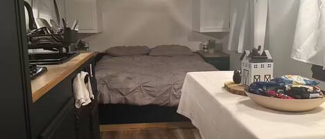 1 bedroom, WiFi, bed sheets