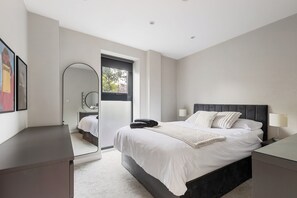 2 habitaciones, tabla de planchar con plancha, wifi y ropa de cama