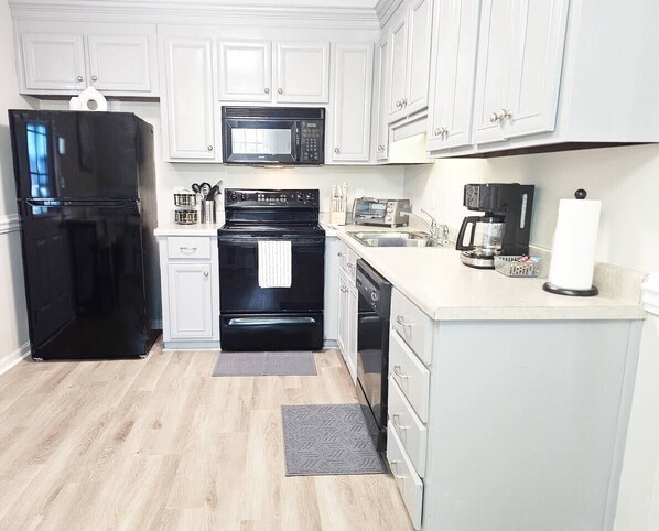 Refrigerador, microondas, horno, placa de cocina