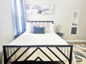 3 habitaciones, escritorio y tabla de planchar con plancha