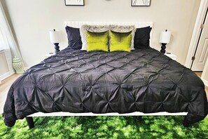 3 habitaciones, escritorio y tabla de planchar con plancha 