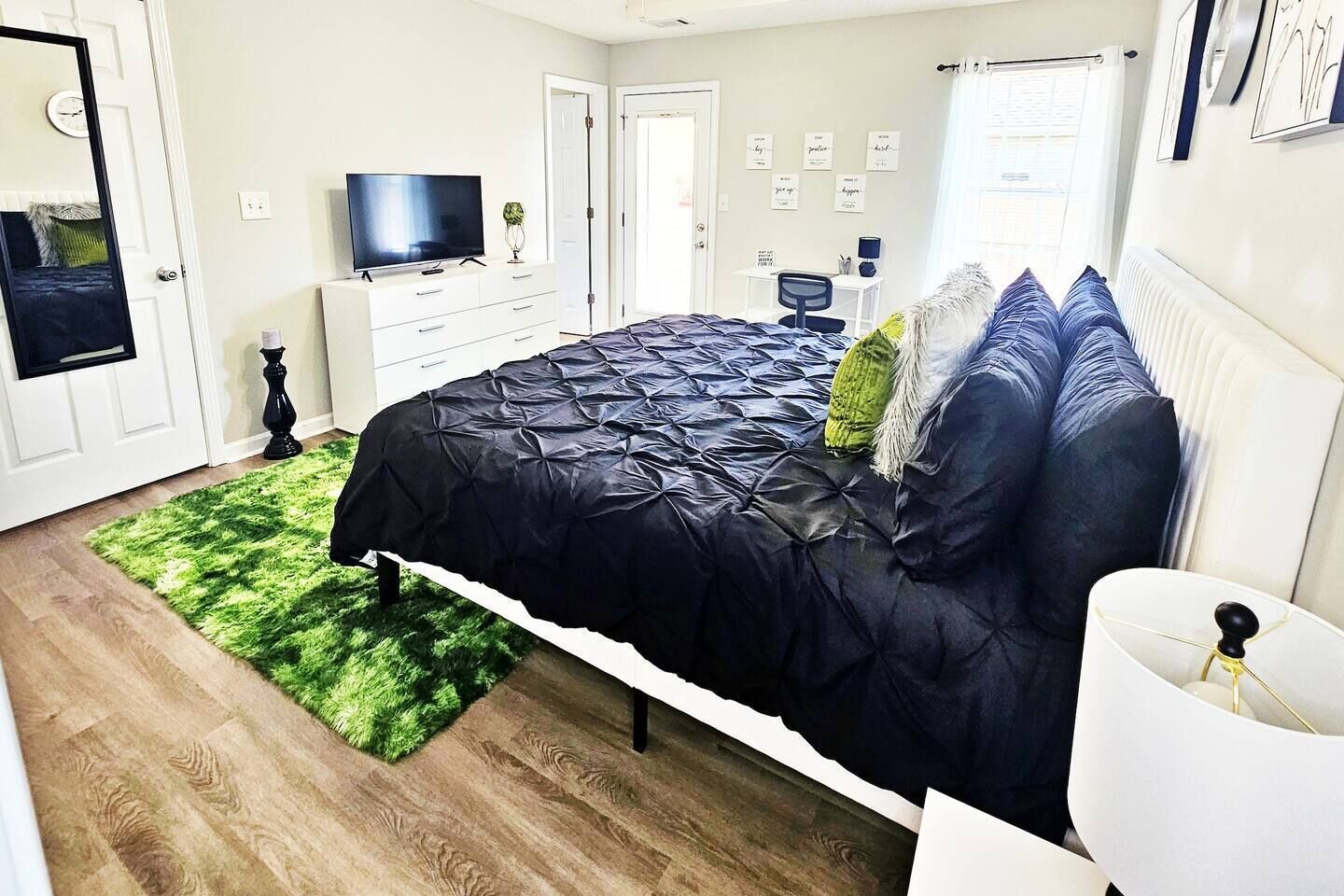 3 habitaciones, escritorio y tabla de planchar con plancha 