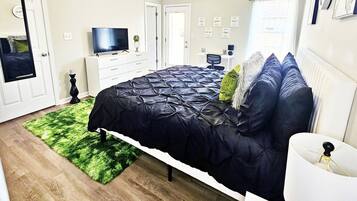 3 habitaciones, escritorio y tabla de planchar con plancha