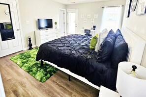 3 habitaciones, escritorio y tabla de planchar con plancha